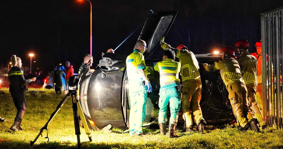 Bestuurder uit auto bevrijd na ongeluk in Tilburg.