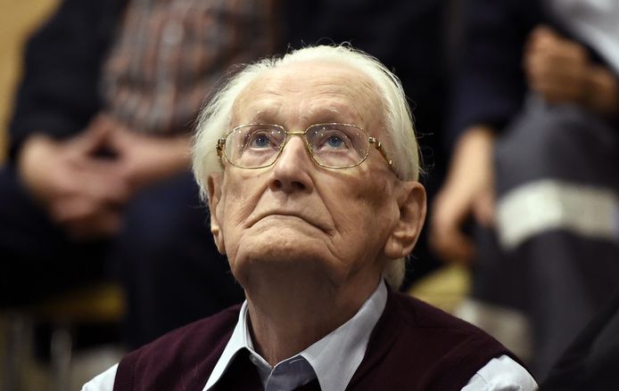 Oskar Gröning bekende geld van gedeporteerde Joden te hebben ingenomen en toezicht te hebben gehouden bij de aankomst van transporten bij vernietigingskamp Auschwitz.