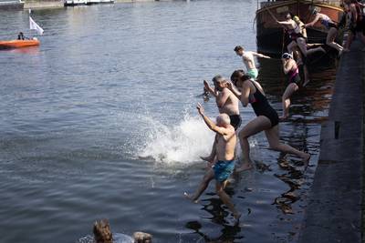 “Big Jump” à Huy: plus de 70 personnes sautent dans la Meuse pour une eau plus propre et sans plastique