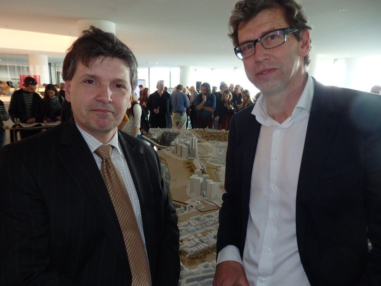Martin Berendse, directeur van de OBA (l), en Zef Hemel, planoloog en initiator van de tentoonstelling. Hemel: 'Loop rond als Alice in Wonderland.' Beeld Schuim