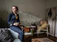 Ester Selten in de woonkamer in haar Nijmeegse woning.