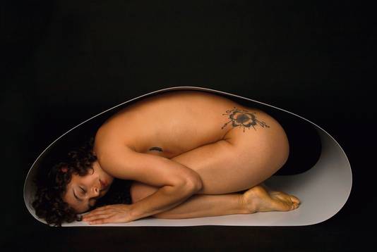 Vier keer liet model Anne zich fotograferen in de huiskamer van Wim Koerts voor de expositie 9 Maanden.