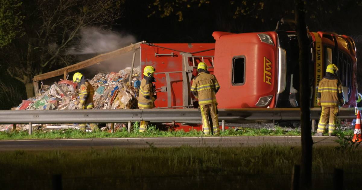 Verkeerschaos door gekantelde vrachtwagen vol huisvuil op A73.