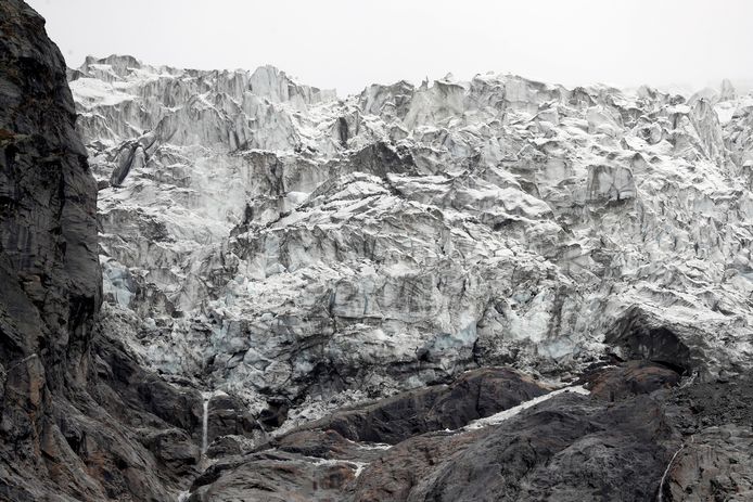 Een stuk ijs van de Planpincieux-gletsjer - dat liefst 250.000 kubieke meter groot is - dreigt af te breken en op een lager gelegen vallei te storten.