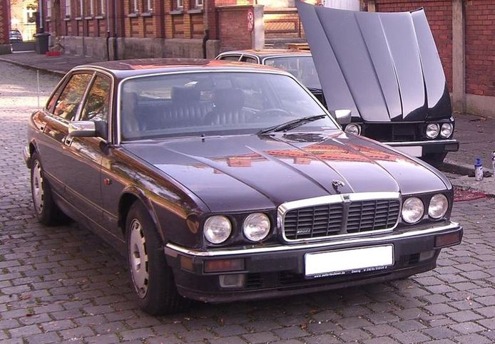 Door deze opvallende, donkerrode Jaguar XJR6 kwam de Duitser in het vizier van de politie.