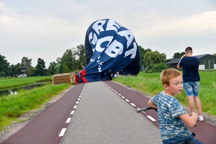 Een van de luchtballonnen landt in Kockengen.