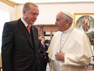Paus ontvangt Erdogan en doet hem vredessymbool cadeau