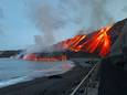 De lavastromen van vulkaan Cumbre Vieja bereiken de zee bij het strand van Los Guirres. (10/11/2021)