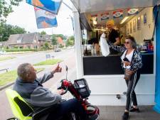 Blije gezichten nu viskraam in Apeldoorn na forse brand weer terug is: ‘Het is ze gegund’