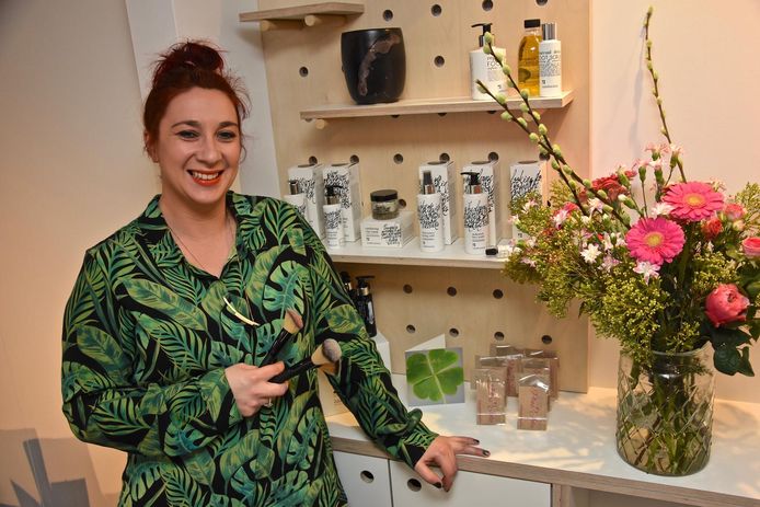 Oceane Romo ontvangt de klanten met de glimlach in haar schoonheidssalon Plus Jolie.