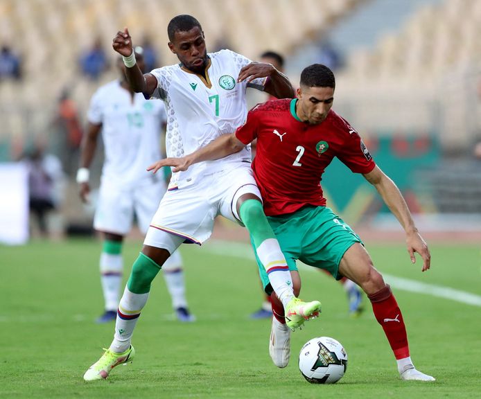 Achraf Hakimi in duel met Faiz Selemani.