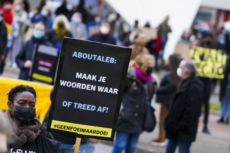 Actievoerders hielden eind maart een stilstaand protest bij politiebureau Marconiplein tegen racisme bij de politie. BIJ1 Rotterdam en de linkse actiegroep Doorbraak eisen het ontslag van de vijf agenten die zich in appgroepen racistisch uitten. Beeld ANP