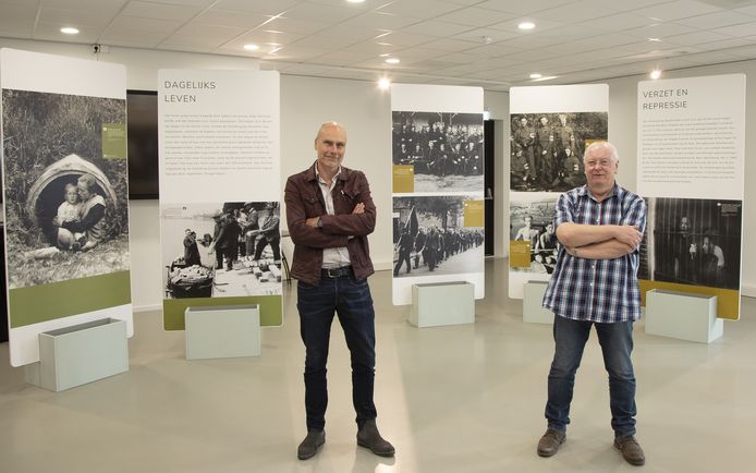 Regiohistoricus Marco Krijnsen en Gerrit Wermink van het Vrijheidsmuseum bij de oorlogsexpositie.