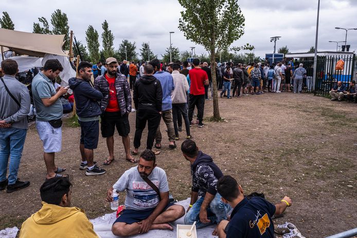 Het aanmeldcentrum in Ter Apel is overvol. Het Rijk dringt er daarom bij gemeenten op aan extra opvangplekken te realiseren.