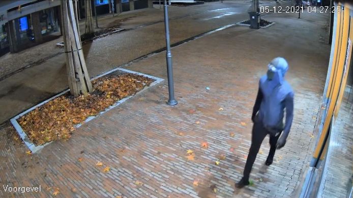 Een still uit de camerabeelden, geschoten in de vroege ochtend van 5 december 2021 aan de Westerdorpsstraat in Hoevelaken.