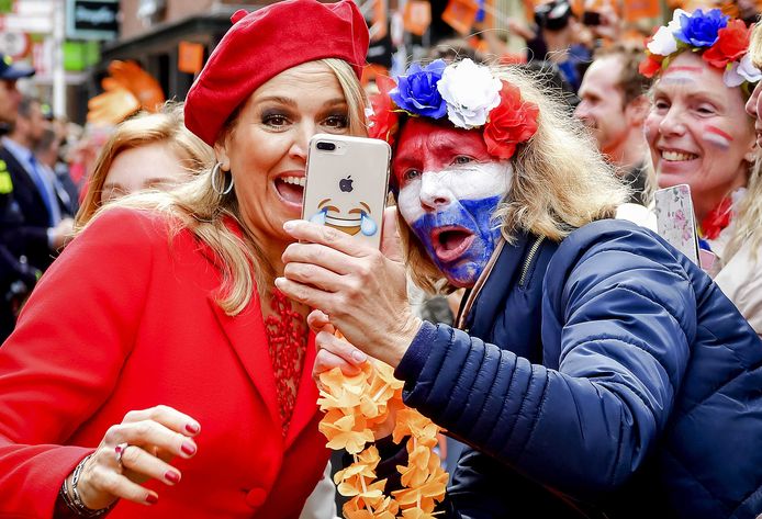 Maxima maakt tijd voor een selfie tijdens Koningsdag in Groningen.