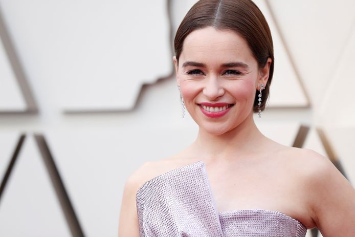Emilia Clarke op de rode loper van de Oscars.