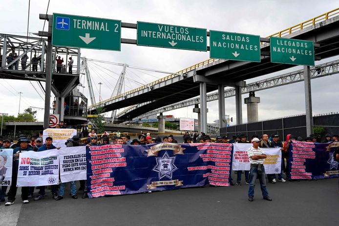 Honderden agenten van de federale politie blokkeren de toegangswegen naar de internationale luchthaven van Mexico-Stad.