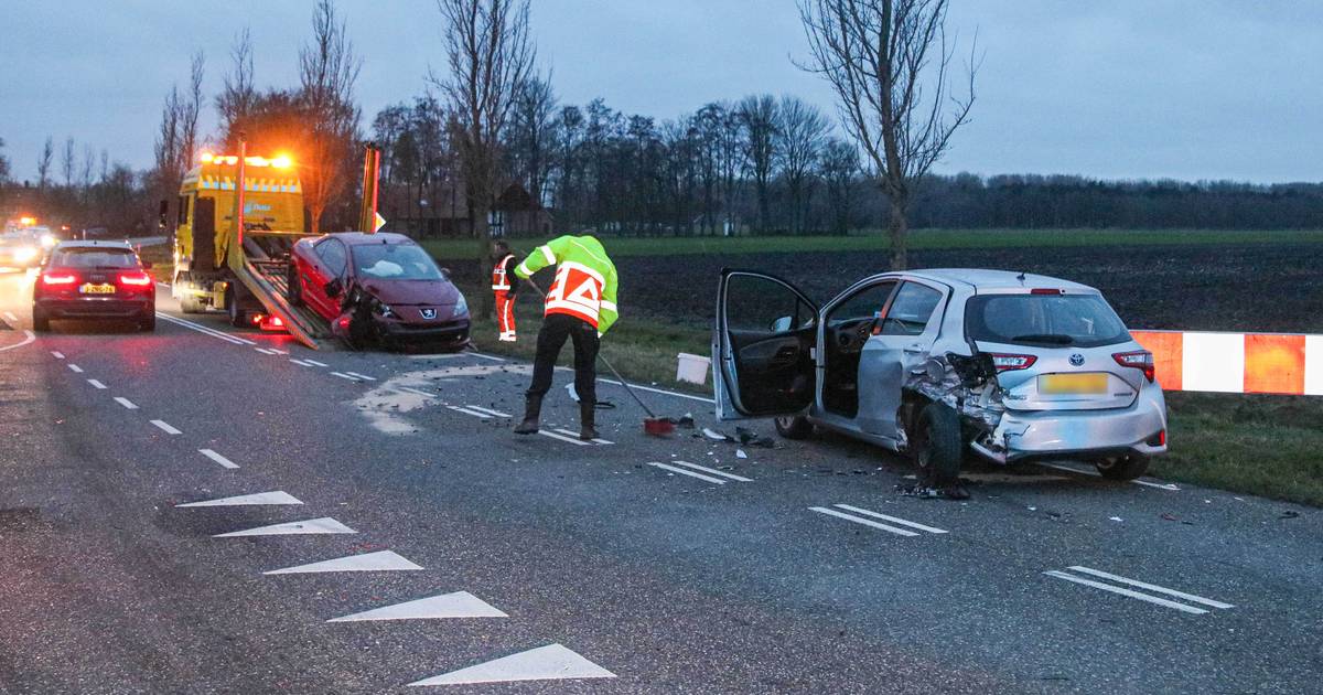 Twee auto’s in puin en een lichtgewonde door kopstaartbotsing bij Urk.