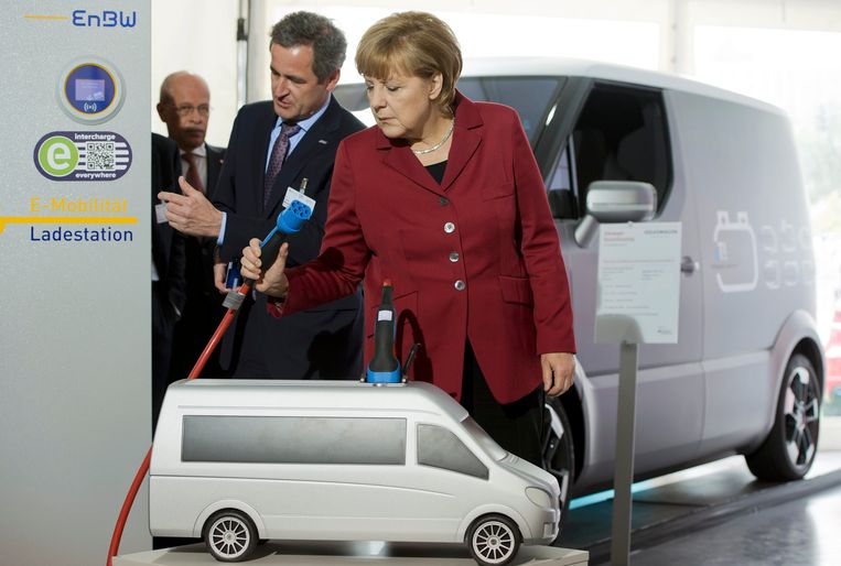 Angela Merkel bezoekt een speciale beurs voor elektrische auto's. Beeld REUTERS