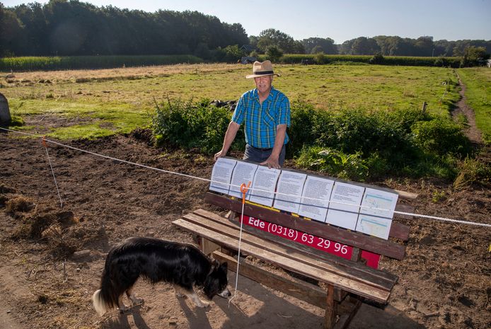 Henk Groen heeft op zijn land op de Wageningse Eng last van 'bacterievuur' een besmettelijke plantenzikete, en moet van de gemeente de meidoorn struiken waar het bacterievuur zich in bevindt op eigen kosten verwijderen