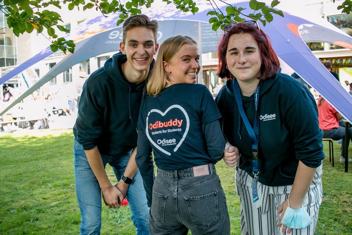 Buddy’s Robbe, Britt en Jana helpen in hogeschool Odisee eerstejaarsstudenten op weg.