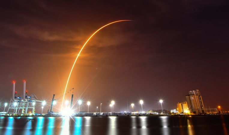 Ruimtevaartbedrijf SpaceX stuurde ruim drieduizend kleine satellieten de ruimte in die contact maken met een compacte schotel.  Beeld AP