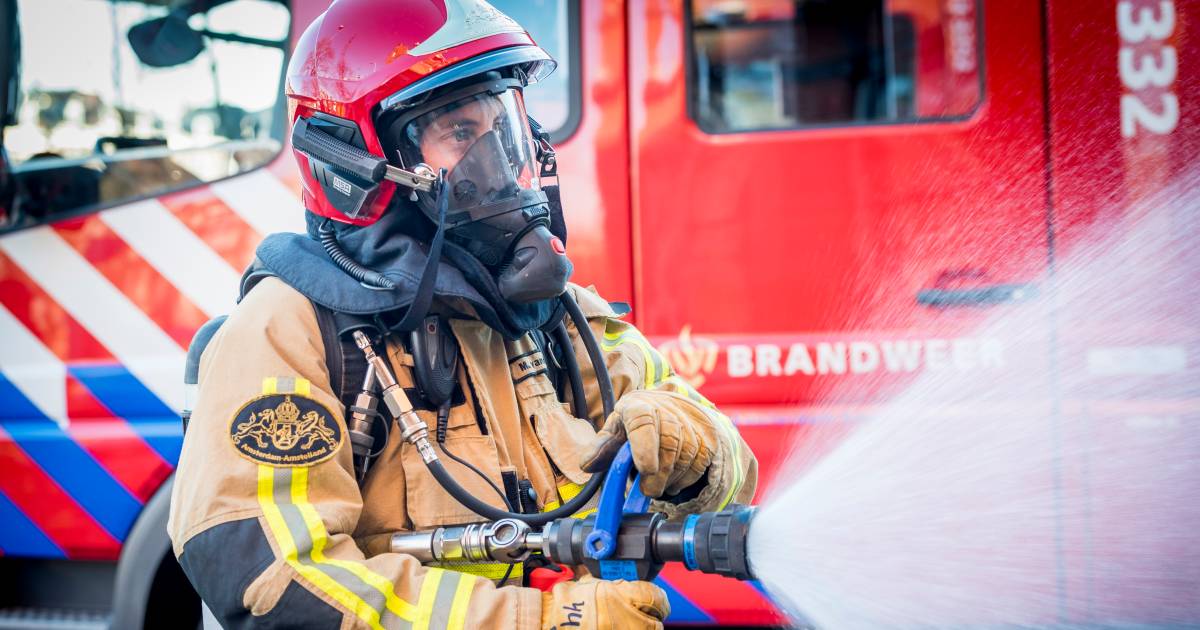 Brandweer laat leegstaand huis in Thesinge uitbranden: onbekend of er personen waren.