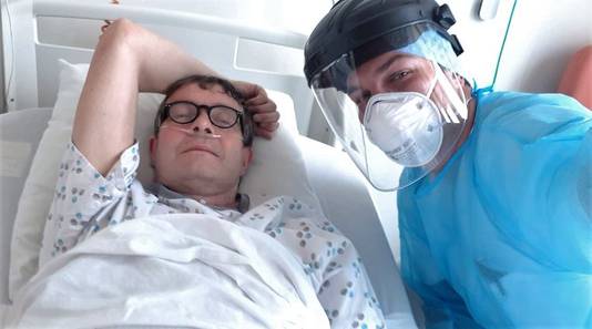 Tony Dekiere met zoon Laurens, die verpleegkundige is op intensieve zorgen in het Kortrijkse ziekenhuis AZ Groeninge.