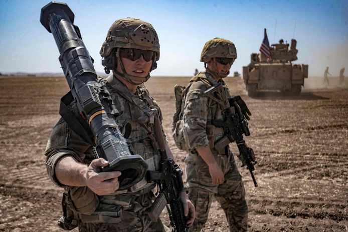 Amerikaanse militairen die deel uitmaken van de internationale coalitie die strijdt tegen de terreurorganisatie Islamitische Staat (IS) bij de Syrische stad al-Malikiya.