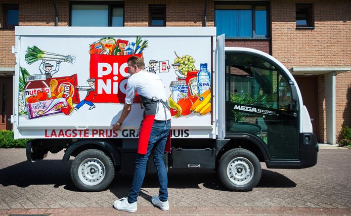 Een medewerker van online supermarkt Picnic bezorgt boodschappen bij een klant.