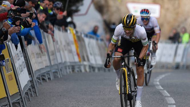 Primoz Roglic klopt Remco Evenepoel in rechtstreeks duel in Ronde van Catalonië