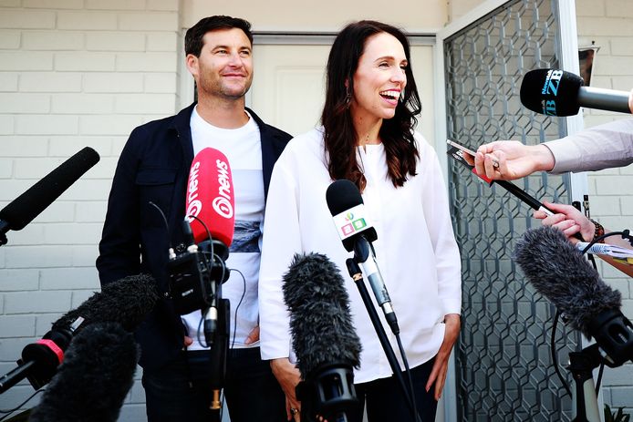 De Nieuw-Zeelandse premier Jacinda Ardern (rechts) en haar partner Clarke Gayford staan de media te woord na hun aankondiging dat ze hun eerste kind verwachten.