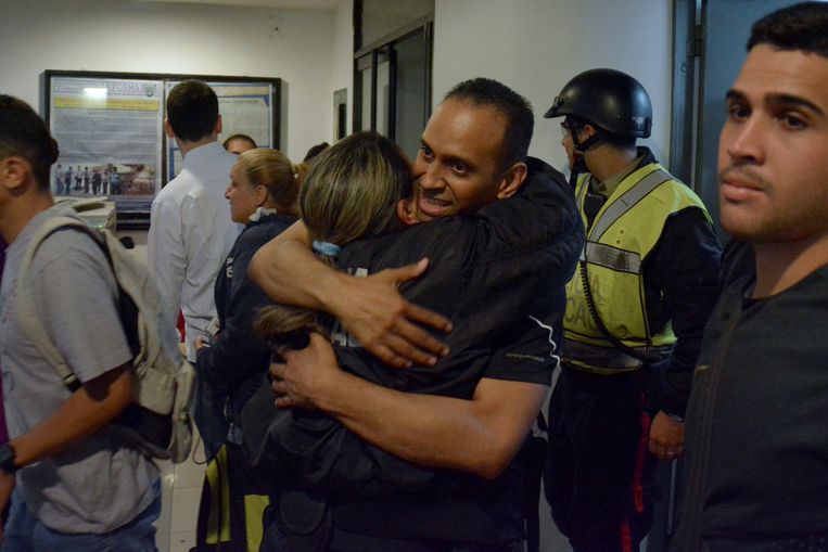 Eduardo Salazar wordt door een collega begroet na zijn vrijlating uit de gevangenis.  Beeld REUTERS