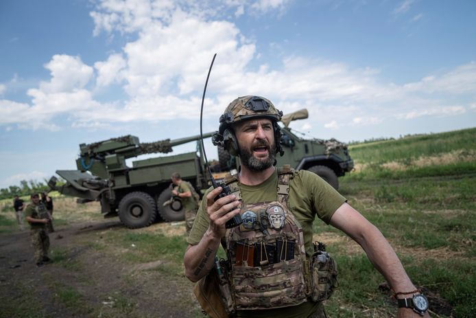 De Oekraïense soldaat Dmytro valt samen met zijn eenheid Russische posities aan.