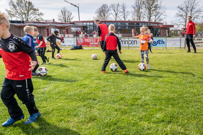 Voor een aantal kinderen is het de eerste kennismaking met voetbal. Zoals Ninte (5) met oranje shirt.