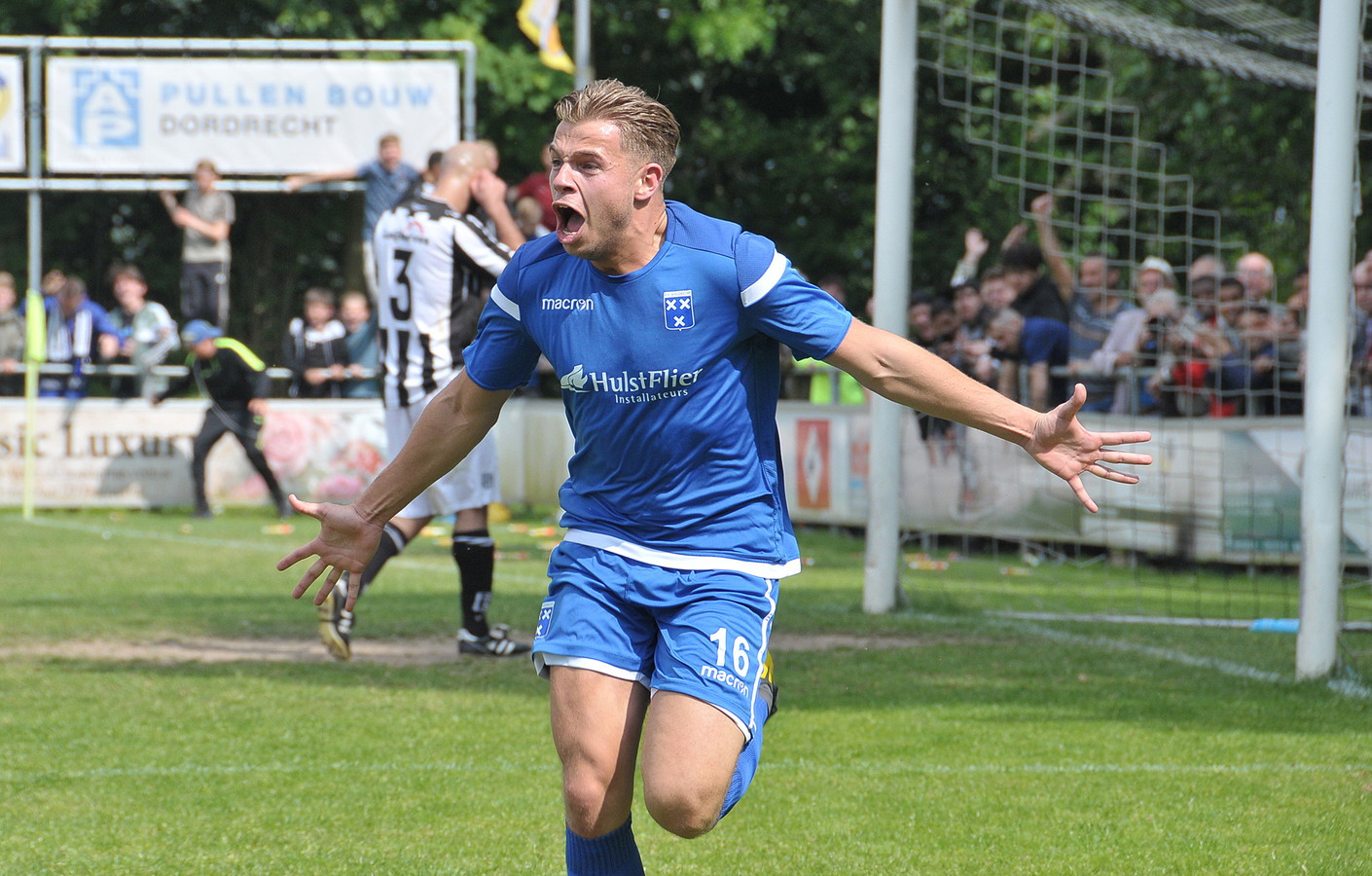 Jens van Vugt met vriendenploeg van Wieldrecht klaar voor derby bij DFC ...