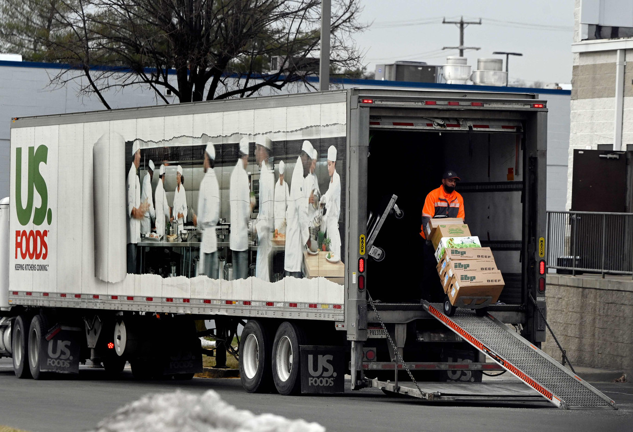 An American worker distributes food at a grocery store in Fairfax, Virginia.  Statue Olivier Toulory / AFP