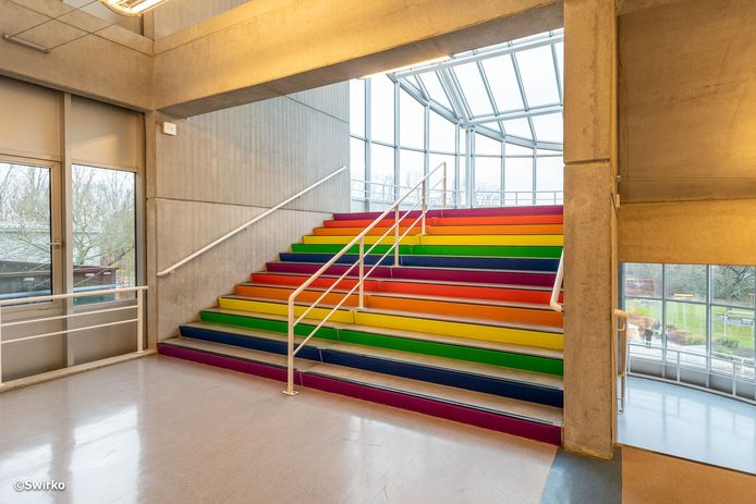 De trappen van Odisee Aalst in regenboogkleuren.