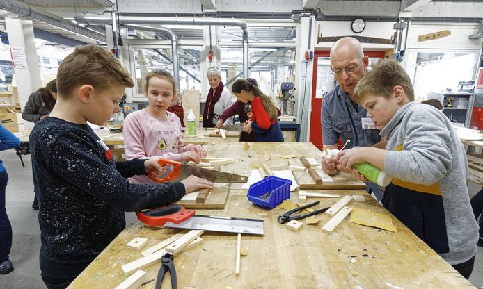 Docent Jacobs geeft instructies tijdens de ‘Doedag’ op de Bossche Vakschool.