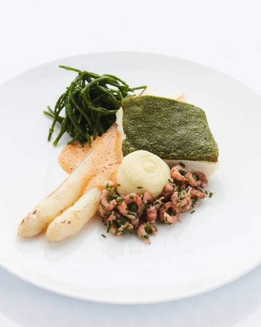 Zeewolf met asperges, handgepelde garnalen en zeekraal van 't Vijfde Seizoen in Aalter.