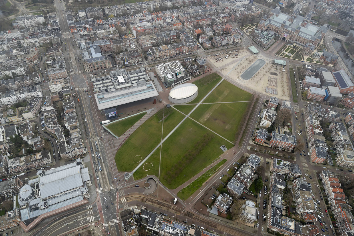 Luchtfoto van een vrijwel leeg Museumplein in Amsterdam. De hoofdstad is stilgevallen door de coronacrisis.  Beeld ANP