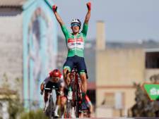 Mads Pedersen heeft eindelijk beet in Vuelta a España, Danny van Poppel komt in lastige sprint tekort