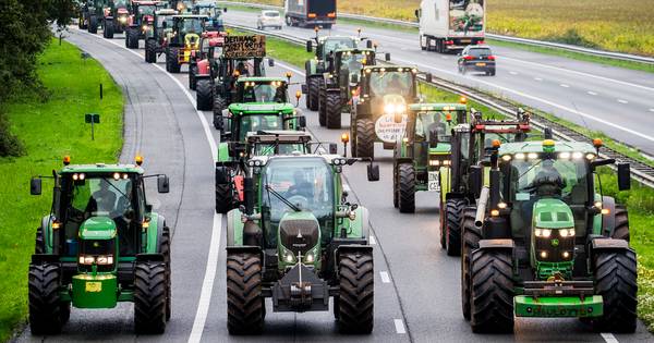Honderden boeren met trekkers (en frietkraam) naar de Randstad: 'Dat filerecord gaat eraan!' - De St