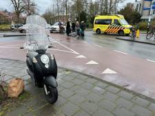 Vrouw op snorscooter schrikt van auto en komt ten val op kruising in Deventer
