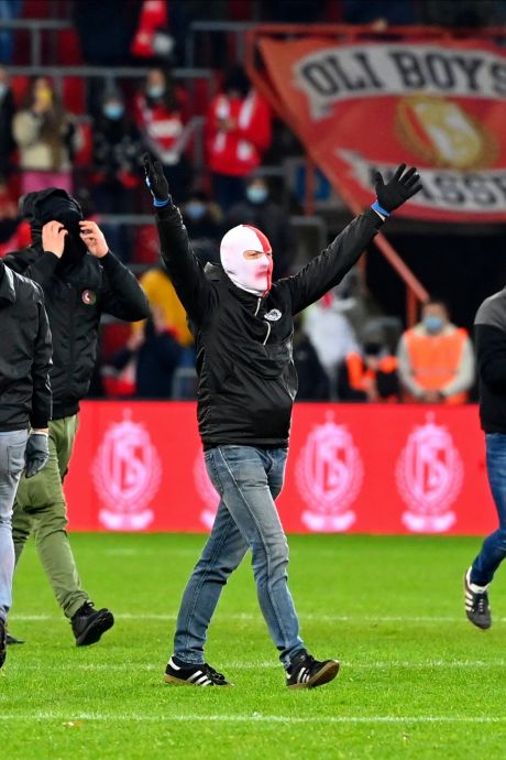 “Tuez-les”: les chants lamentables de certains supporters du Standard pendant l’envahissement de terrain