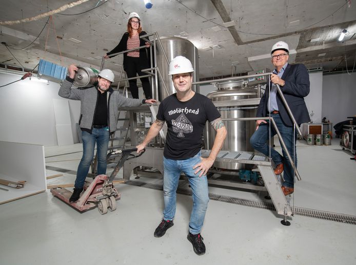 Richard Pool (op het bordes zijn partner Astrid van der Star) is blij dat het werk aan zijn brouwerij goed vordert. Buurman Theo van Middelkoop (l) helpt graag een handje. Rechts Jaco Segers (Elizen Vastgoed).