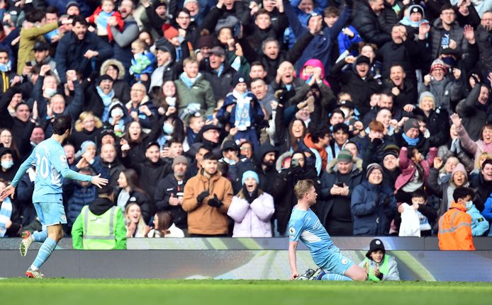 Kevin de Bruyne viert zijn treffer met het publiek van City.