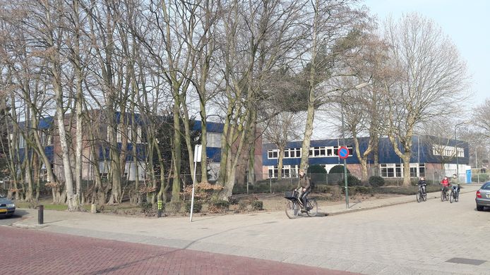 De havo/vwo-afdeling van het Commanderij College  huist al ruim 40 jaar op de hoek van de Sleutelbosch en St. Annastraat in Gemert.