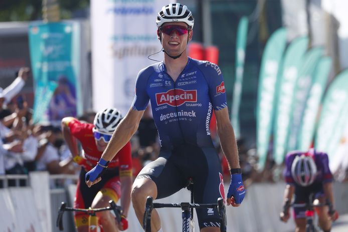 Sjoerd Bax juicht na het winnen van de zevende etappe in de Tour de Langkawi.